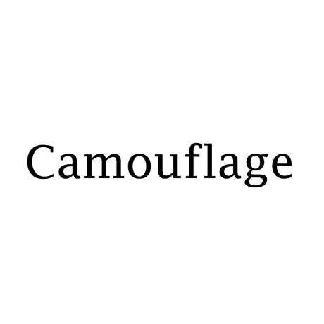 Das Wort Camouflage in schwarzer Serifenschrift auf einem schlichten weißen Hintergrund.