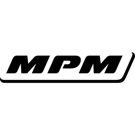 Schwarzes, kursives MPM-Textlogo auf weißem Hintergrund mit einer fetten Unterstreichung auf der rechten Seite.