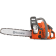 Eine leuchtend orangefarbene Husqvarna 120 Mark II (36 cm) Motorsäge mit silbernem Sägeblatt und schwarzer Kette ist auf weißem Hintergrund platziert und zeigt das Husqvarna-Logo auf dem Sägeblatt.