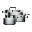 Das Iittala Tools - 4-teiliges Kochgeschirr-Set der Marke Iittala aus Edelstahl mit Griffen ist elegant auf weißem Hintergrund arrangiert.