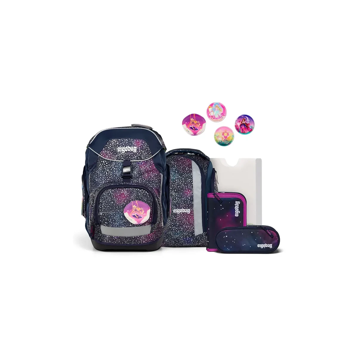 Das ergobag Ergobag Pack Schulranzen-Set "Bärlaxy" (6-teilig) besteht aus einem ergonomischen Rucksack mit Galaxiendruck, passendem Federmäppchen, Ordner, Lunchbox und vier bunten Ansteckern - alles aus nachhaltigen Materialien gefertigt.