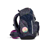 Das ergobag Pack Schulranzen-Set "Bärlaxy" (6-teilig) ist marineblau mit weißen Sprenkeln, rosa Akzenten, einem runden bunten Aufkleber auf der Seitentasche und aus nachhaltigen Materialien gefertigt.