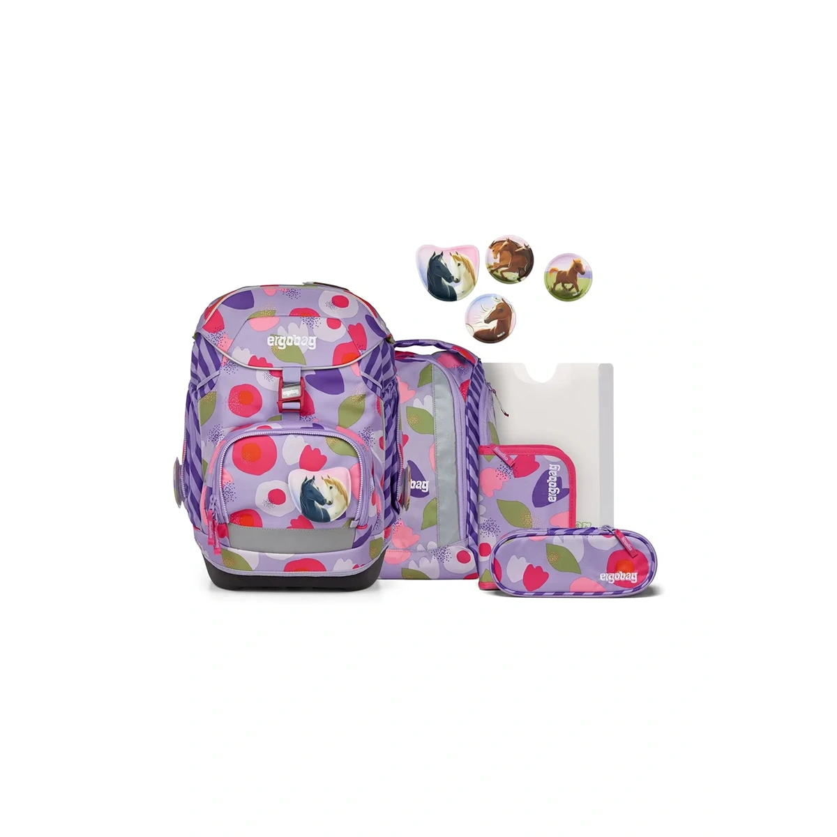 Das ergobag Ergobag Pack Schulranzen-Set 6tlg-BlütenzauBär II ist ein lila-rosa geblümtes Schulranzen-Set für die Grundschule mit Mappen, Federmäppchen und vier Tiersteckern - ergonomisch geformt für Komfort und Stil.
