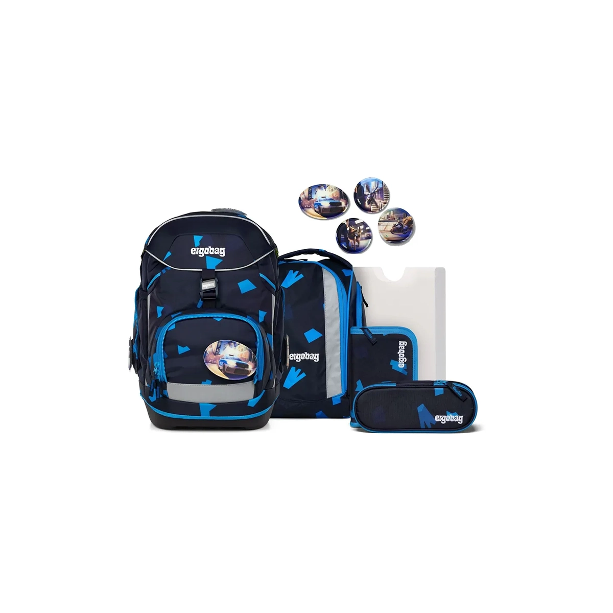Das ergobag PACK Schulranzen-Set "VerfolgBärjagd", 6-teilig von ergobag zeichnet sich durch ein geometrisches blaues Design, ergonomische Schulranzen, stylische Aufnäher und passende Accessoires aus.