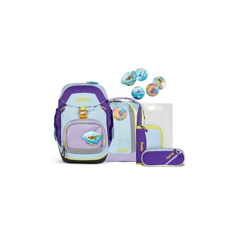 Das ergobag Pack "TauchBär" Schulranzen-Set 6-teilig von ergobag präsentiert sich im pastellblauen, lila und gelben Design mit Aufnähern, Federmäppchen, Mappen und zusätzlichen Aufnähern.