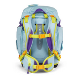 Das ergobag Pack "TauchBär" Schulranzen-Set 6-teilig von ergobag ist von hinten in hellblau abgebildet, mit gelben und lila Trägern, Rückenpolsterung und Seitentaschen.