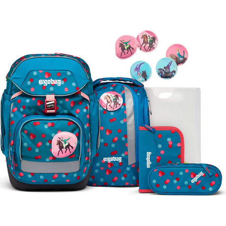 Das ergobag Pack Schulranzen-Set "VoltiBär" (6-teilig) von ergobag besteht aus einem blau-roten Schulrucksack mit Polka Dots, Einhorn-Aufnähern, passendem Zubehör und einem ergonomischen, verstellbaren Tragesystem.