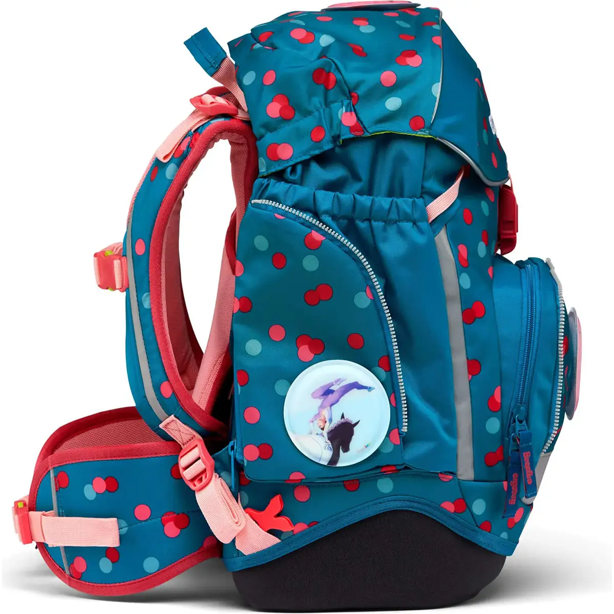 Das ergobag Pack Schulranzen-Set "VoltiBär" (6-teilig) von ergobag ist ein blau-rosa gepunkteter Rucksack mit rosafarbenen Trägern und einem runden Delfin-Aufnäher an der Seite.