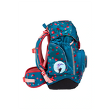 Das ergobag Pack Schulranzen-Set "VoltiBär" (6-teilig) ist ein teal-rosa ergonomischer Schulranzen für Kinder mit Kirschenaufdruck und einem runden Aufnäher mit einem Mädchen, das einen Regenschirm hält.