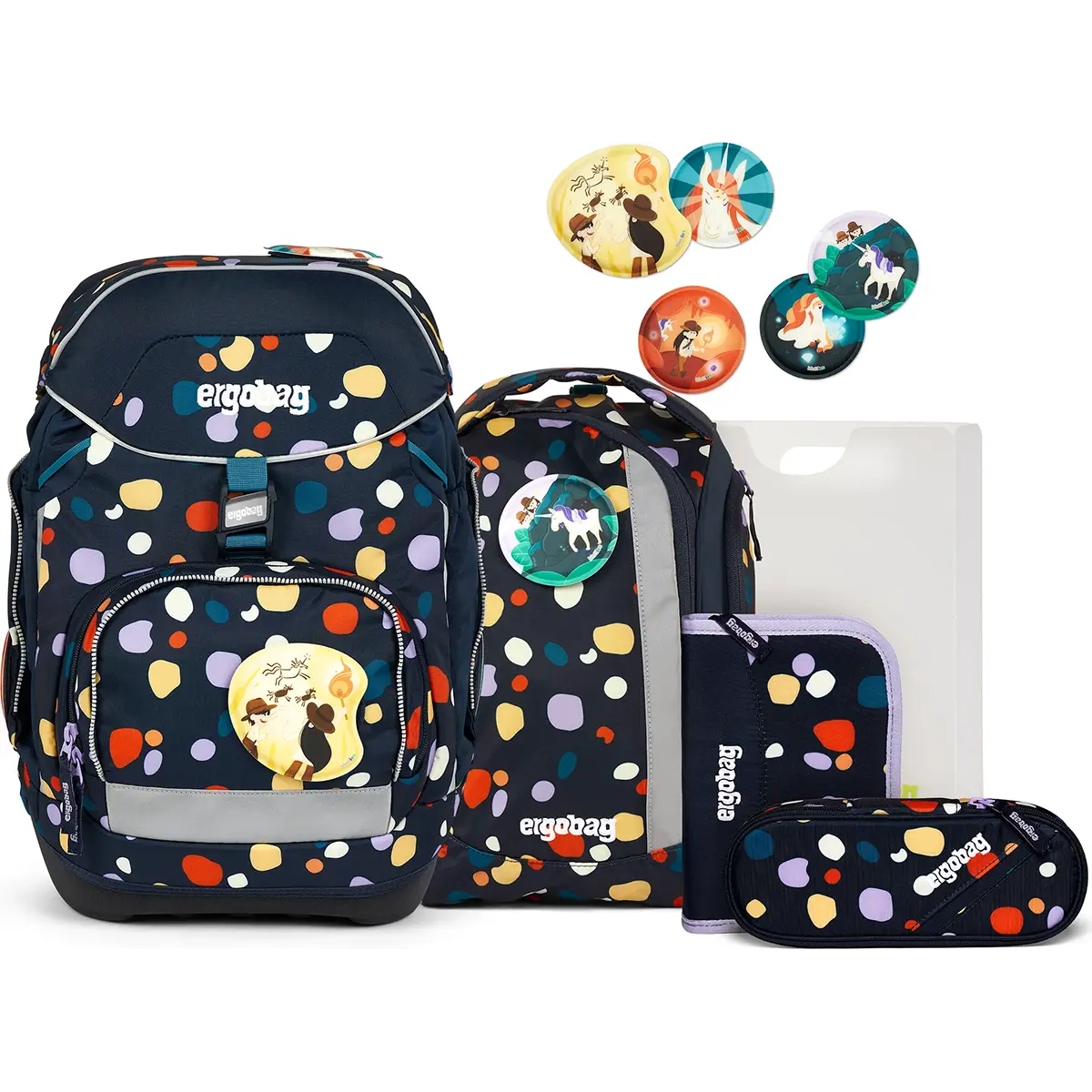 Das ergobag Pack Schulranzen-Set "Bärnsteinhöhle" (6-tlg.) von ergobag präsentiert sich im marineblauen Design mit bunten Tupfen, lustigen Tiermotiven, Mappen und einem Federmäppchen - ergonomisch gestaltet und nachhaltig für den Schulalltag.