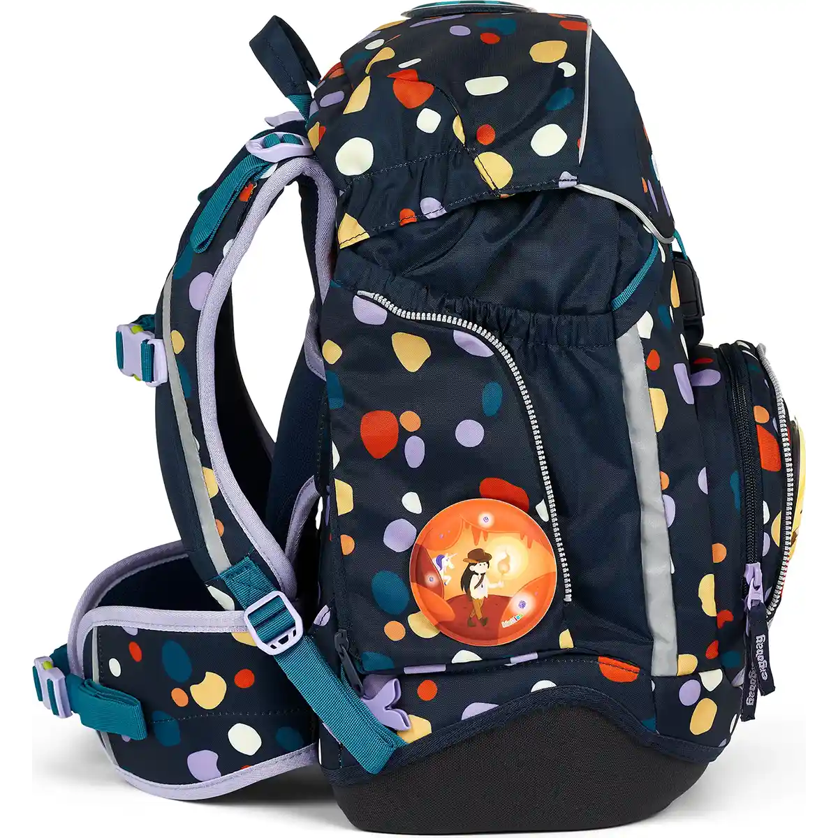 Das ergobag Ergobag Pack Schulranzen-Set "Bärnsteinhöhle" (6-tlg.) ist mit bunten Tupfen, tealfarbenen Trägern und einem runden Cartoon-Badge auf der Seitentasche ausgestattet und ergonomisch sowie nachhaltig für den täglichen Komfort konzipiert.