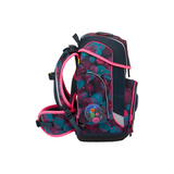 Ergobag Cubo "KorallBär" 5-teiliges Schulranzen-Set, ergonomisch, dunkelblau mit pinken Akzenten und buntem, kreisförmigem Design seitlich; im Profil abgebildet.