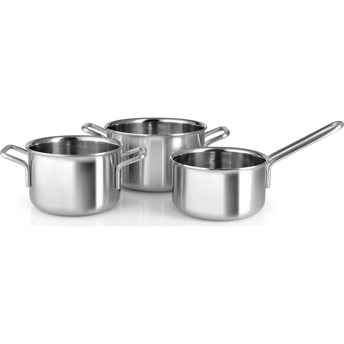 Das Eva Trio Multi Kochgeschirr-Set - 3-teilig von Eva aus Edelstahl mit Griffen ist langlebig, induktionsgeeignet und stilvoll - perfekt für Ihre moderne Küche.