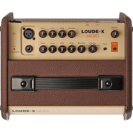 Der Fishman Loudbox Akustikverstärker von Fishman für Akustikgitarren verfügt über Drehregler, Eingangsbuchsen und eine Einschalttaste, die sich bequem auf der Oberseite des Geräts befinden.