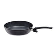 Schwarze antihaftbeschichtete Fissler Adamant Comfort Pfanne mit geschwungenem Griff, abgebildet auf weißem Hintergrund. Mit kratzfester Antihaft-Beschichtung für Langlebigkeit und leichte Reinigung.