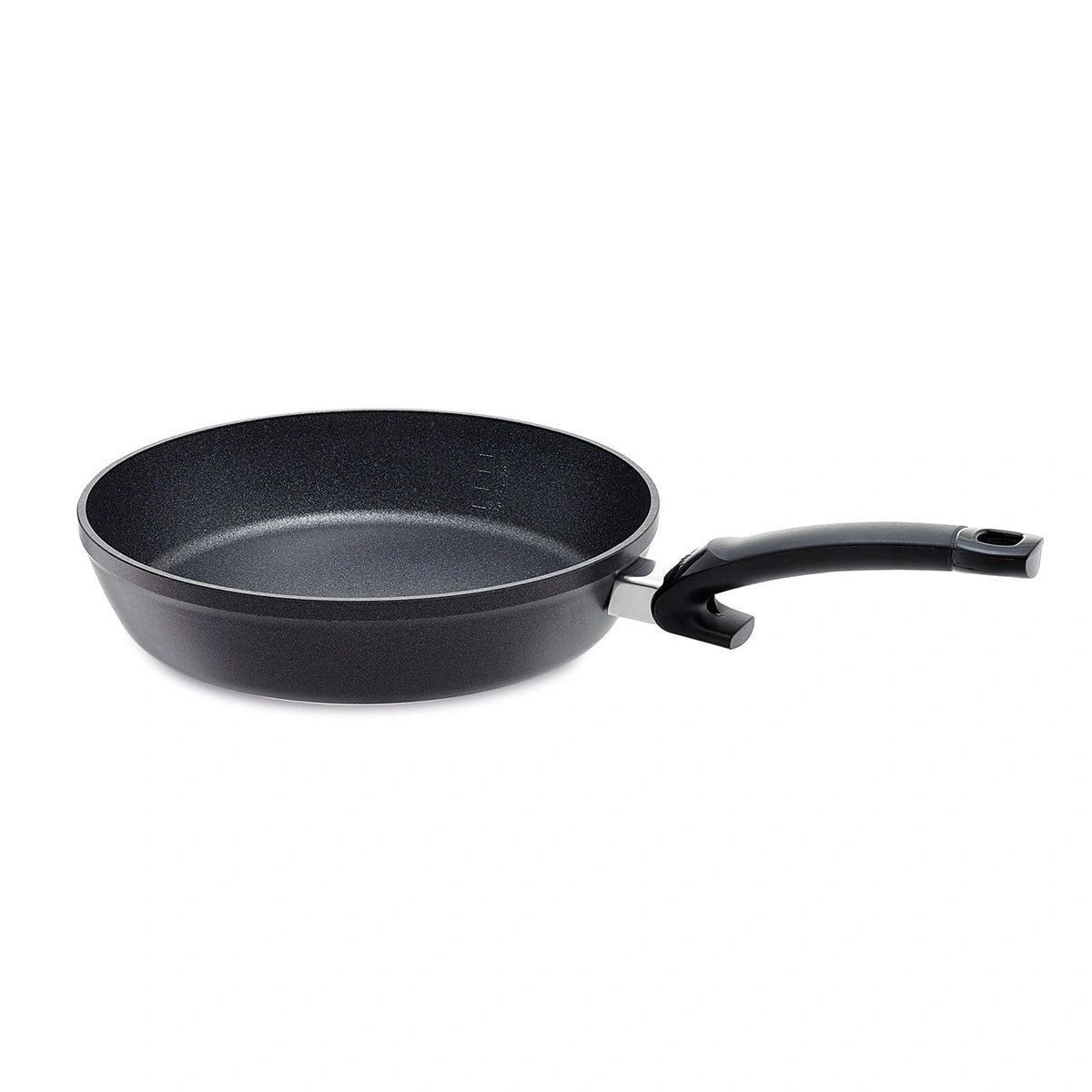 Schwarze antihaftbeschichtete Fissler Adamant Comfort Pfanne mit geschwungenem Griff, abgebildet auf weißem Hintergrund. Mit kratzfester Antihaft-Beschichtung für Langlebigkeit und leichte Reinigung.