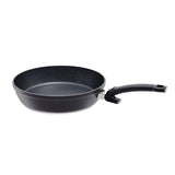 Schwarze antihaftbeschichtete Fissler Adamant Comfort Pfanne mit geschwungenem Griff, abgebildet auf weißem Hintergrund. Mit kratzfester Antihaft-Beschichtung für Langlebigkeit und leichte Reinigung.