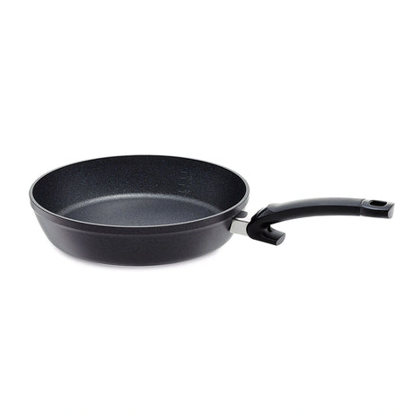 Schwarze antihaftbeschichtete Fissler Adamant Comfort Pfanne mit geschwungenem Griff, abgebildet auf weißem Hintergrund. Mit kratzfester Antihaft-Beschichtung für Langlebigkeit und leichte Reinigung.