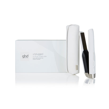 Das ghd Glätteisen Unplugged - Weiß von ghd, mit passender Hülle und Box, ist kabellos und perfekt für stylische Looks unterwegs - präsentiert auf weißem Hintergrund.