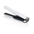 Das ghd Glätteisen Unplugged - Weiß von ghd überzeugt mit kabellosem Design und moderner Optik in Weiß und Schwarz, ideal zum Stylen unterwegs. Auf dem Bild leicht geöffnet vor weißem Hintergrund zu sehen.