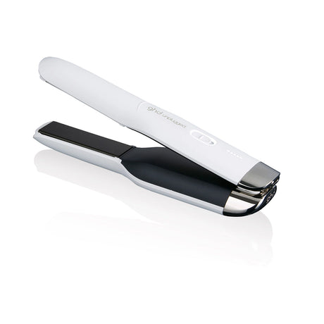 Das ghd Glätteisen Unplugged - Weiß von ghd überzeugt mit kabellosem Design und moderner Optik in Weiß und Schwarz, ideal zum Stylen unterwegs. Auf dem Bild leicht geöffnet vor weißem Hintergrund zu sehen.