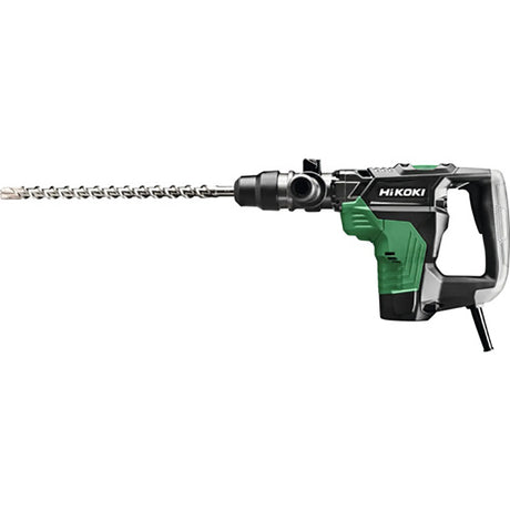 Ein grün-schwarzer Hikoki Bohr- und Meisselhammer DH40MCWSZ SDS-Max Elektrobohrer, ausgestattet mit einem langen, spiralförmigen Bohrer.
