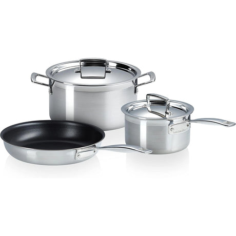 Le Creuset 3 Lagen Edelstahl 3 Teilig: Kochgeschirr-Set mit Stielkasserolle, Suppentopf und antihaftbeschichteter Bratpfanne, induktionstauglich von Le Creuset.