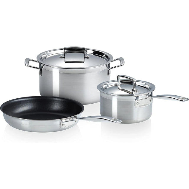 Le Creuset 3 Lagen Edelstahl 3 Teilig: Kochgeschirr-Set mit Stielkasserolle, Suppentopf und antihaftbeschichteter Bratpfanne, induktionstauglich von Le Creuset.