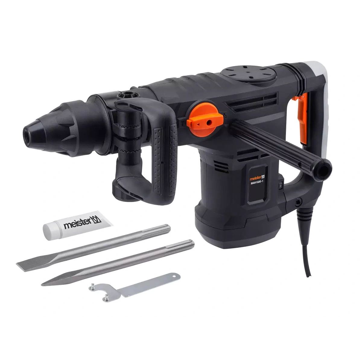 Der Meister Abbruchhammer MAH 1600-1, ein schwarz-orangefarbener 1600 Watt Abbruchhammer von Meister, kommt mit Meißelaufsätzen und einem Schraubenschlüssel - perfekt für Meißelarbeiten - auf weißem Hintergrund.