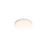 Die Philips Moire Deckenleuchte, 17 W ist eine runde, an der Decke montierte LED-Lampe mit fortschrittlicher Interlaced-Optics-Technologie für eine gleichmäßige Ausleuchtung, die sanft vor einem weißen Hintergrund leuchtet.