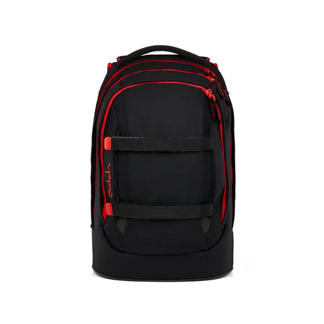 Der Satch Pack Schulranzen - Fire Phantom von Satch ist ein schwarzer Rucksack mit roten Akzenten, zwei horizontalen Riemen auf der Vorderseite und einem 30-Liter-Laptopfach - ideal für die Schule oder den täglichen Gebrauch.