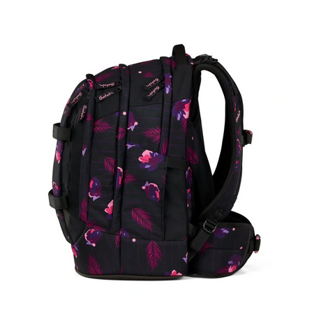 Der Satch Pack Schulranzen - Mystic Nights von Satch zeigt rosa und lila Blumen- und Blattmuster auf Schwarz, von der Seite gesehen. Hergestellt aus recycelten PET-Flaschen für eine nachhaltige Wahl.