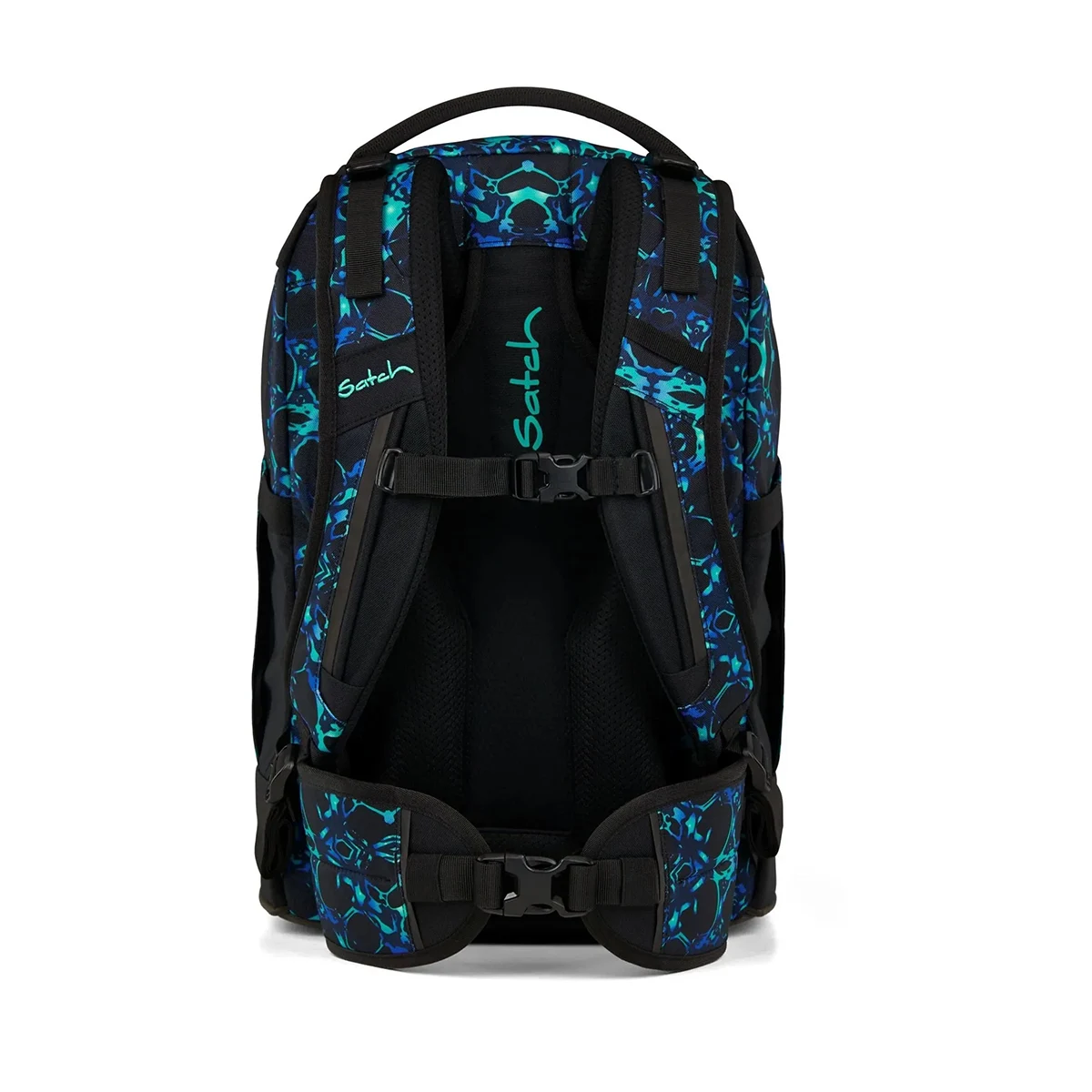 Rückansicht des Satch Pack Schulrucksack - Caleido Blue von Satch, mit einem schwarz-blauen Muster, gepolsterten Gurten, Schnallen und einem ergonomischen Schulrucksack-Design für bequemes Tragen.