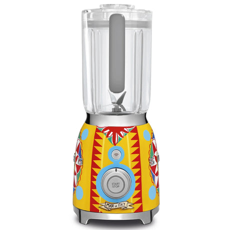 Der Smeg BLF01DGEU Standmixer - Dolce & Gabbana Sicily is my Love besticht durch sein lebendiges, italienisch inspiriertes Design und die praktische Start/Stopp-Taste, die Stil und Funktion in einer einzigartigen Zusammenarbeit vereint.