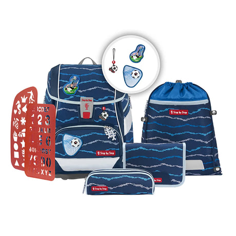 Das Step by Step Schulranzen-Set 2in1 Plus "Soccer Lars" (6-teilig) enthält passendes Zubehör, einen Schlüsselanhänger, eine rote Schablone, ein ergonomisches Design und Aufnäher mit Fußballmotiven - ideal für den Schulalltag.