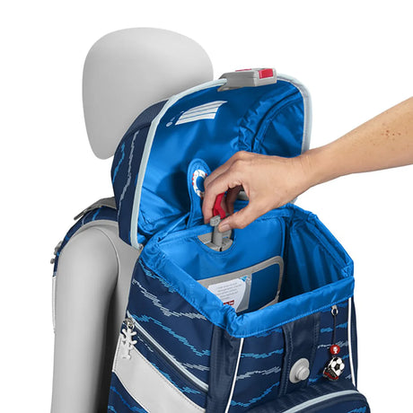 Eine Hand verstellt das blaue Step by Step Schulranzen-Set 2in1 Plus "Soccer Lars" (6-teilig) an einer Schaufensterpuppe über einen innenliegenden Drehknopf in der Höhe und demonstriert damit die ergonomische Gestaltung.