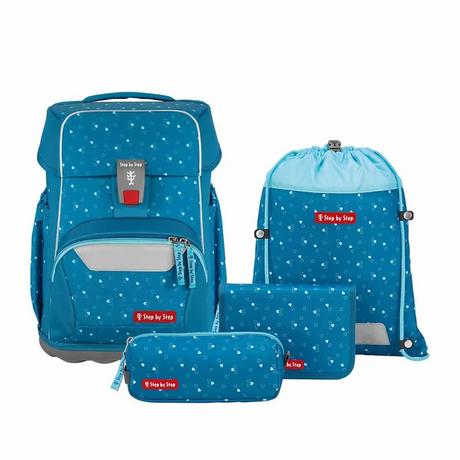 Das Step by Step BASIS Ranzen-Set "Blaue Herzen" ist ein 4-teiliges Set mit passenden blauen Taschen und Beuteln mit kleinen weißen Herzchen und roten Step by Step-Etiketten.