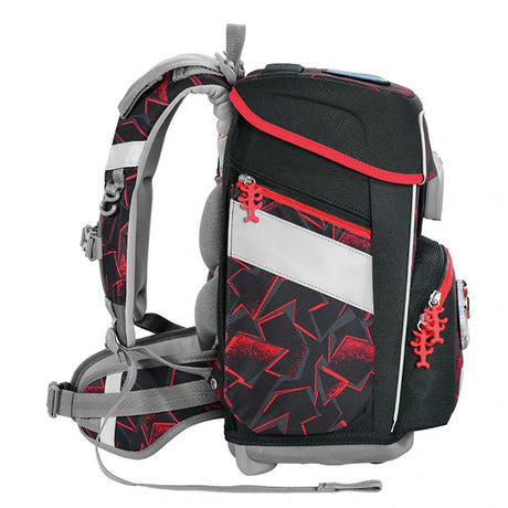 Das Step by Step SPACE Schulranzen-Set, 5-teilig Ninja Yuma zeichnet sich durch ein schwarz-rotes geometrisches Design, mehrere Fächer mit Reißverschluss und gepolsterte Gurte aus - perfekt für Grundschüler; Seitenansicht abgebildet.