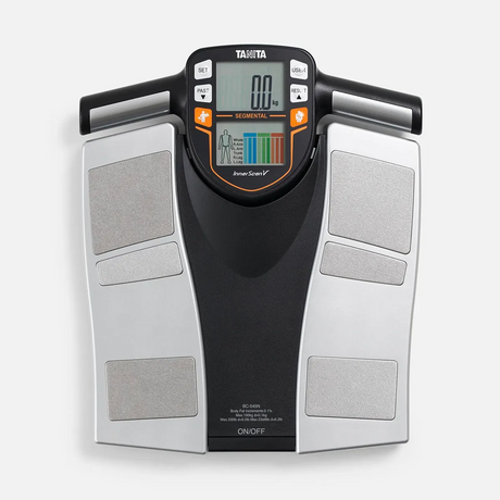 Die TANITA BC-545N Segmentale Körperanalysewaage von TANITA misst präzise die Körperzusammensetzung und segmentale Werte mit Display und vier Metall-Fußpads auf silber-schwarzem Sockel.