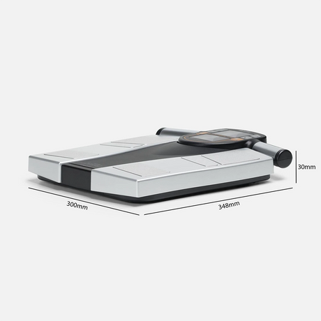 Die TANITA BC-545N Segmentale Körperanalysewaage von TANITA, abgebildet auf weißem Hintergrund mit Griffen und den Maßen 300mm x 348mm x 30mm, ist ideal für die segmentale Körperanalyse und das Tracking Ihrer Körperzusammensetzung.