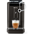 Der elegante schwarze Tchibo Kaffeevollautomat Esperto2 Milk mit integriertem Milchaufschäumer brüht einen cremigen Milchkaffee in einen glasklaren, perfekten Milchschaum - jedes Mal.
