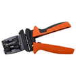 Die Weidmüller MULTI-STRIPAX PV Abisolierzange mit den ergonomischen Griffen in Orange und Schwarz ist ein zuverlässiges Werkzeug zum Schneiden und Abisolieren von Photovoltaikkabeln.